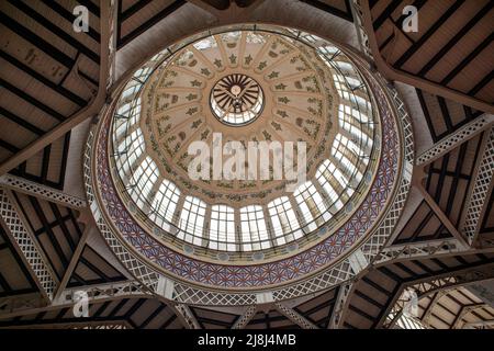 Cupola interna del Mercado Central , Valencia, Spagna. Foto Stock