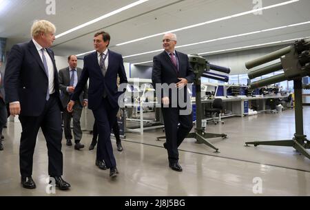 (Da sinistra a destra) il primo ministro Boris Johnson con Alex Cresswell CEO di Thales UK e Philip McBride Managing Director di Thales Belfast, durante la sua visita presso il produttore di armi Thales a Belfast, durante una visita in Irlanda del Nord per colloqui con le parti di Stormont. Data foto: Lunedì 16 maggio 2022. Foto Stock