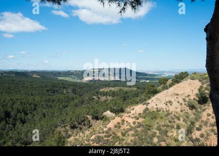 Vista dello skyline di Madrid da una collina al Parco Los Cerros, a Alcalá de Henares. Spagna, Europa Foto Stock