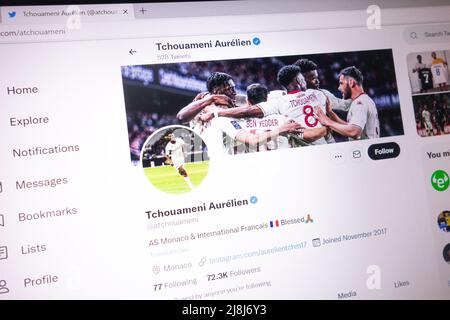 KONSKIE, POLONIA - 14 maggio 2022: Account Twitter ufficiale Tchouameni Aurelien visualizzato sullo schermo del laptop Foto Stock