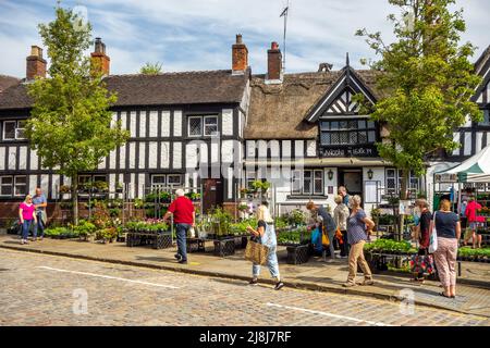 Persone fuori dalla Black Bear inn presso il mercato dei produttori agricoli nella piazza del mercato antico del Cheshire città mercato di Sandbach Inghilterra Foto Stock