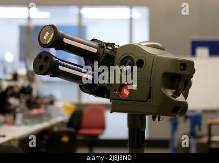 Un sistema missilistico STARStreak LML-NG (Lightweight Multiple Launcher - Next Generation) in mostra presso il produttore di armi Thales a Belfast, durante la visita del primo ministro Boris Johnson in Irlanda del Nord per colloqui con le parti Stormont. Data foto: Lunedì 16 maggio 2022. Foto Stock