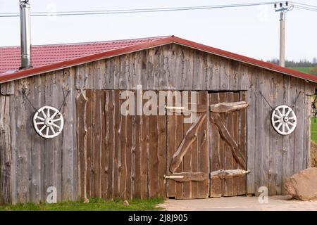Un vecchio fienile sul ranch. Grandi cancelli di legno e legno essiccato.. Foto Stock