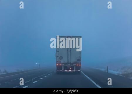 Condizioni di guida semi-in inverno pericolose lungo l'Interstate 90 in Montana, USA [Nessuna versione della proprietà; solo licenza editoriale] Foto Stock