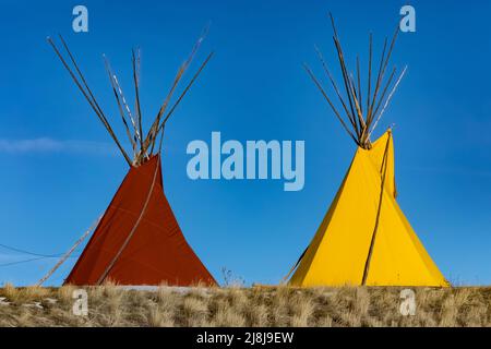 Tipis presso Custer Battlefield Trading Post and Cafe, Crow Agency, Montana, USA [Nessuna pubblicazione di proprietà; solo licenza editoriale] Foto Stock