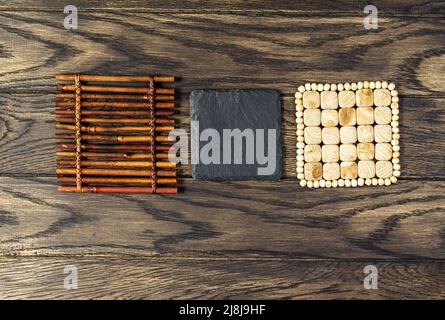 Tre gabbietti artigianali bianchi su fondo tavola in legno di quercia Foto Stock