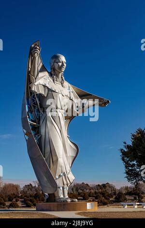 Dignity of Earth & Sky Statua dell'artista Dale Claude Lamphere raffigurante Plains donne indiane, South Dakota, USA [Nessun artista o comunicato di proprietà; editori Foto Stock