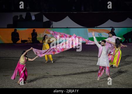 Windsor, Berkshire, Regno Unito. 15th maggio 2022. Ballerini della Bollywood Company. Gli ospiti sono stati entusiasti di assistere alla celebrazione del Platinum Jubilee questa sera nei giardini privati del Castello di Windsor. 1.300 artisti provenienti da tutto il Commonwealth e dal mondo hanno partecipato alla spettacolare Gallop attraverso la celebrazione del tempo di sua Maestà la Regina dei 70 anni come Regina. Credit: Maureen McLean/Alamy Live News Foto Stock