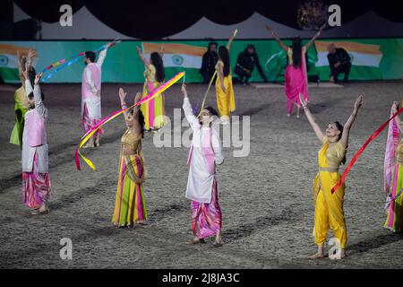 Windsor, Berkshire, Regno Unito. 15th maggio 2022. Ballerini della Bollywood Company. Gli ospiti sono stati entusiasti di assistere alla celebrazione del Platinum Jubilee questa sera nei giardini privati del Castello di Windsor. 1.300 artisti provenienti da tutto il Commonwealth e dal mondo hanno partecipato alla spettacolare Gallop attraverso la celebrazione del tempo di sua Maestà la Regina dei 70 anni come Regina. Credit: Maureen McLean/Alamy Live News Foto Stock