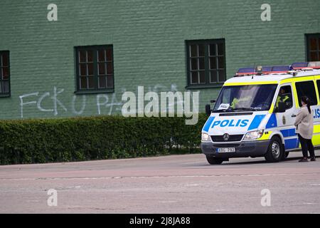 Il leader del partito per il partito estremista di destra Stram Kurs, Rasmus Paludan, è venuto a Uppsala sabato. La polizia gli ha dato il permesso per la prima volta in piazza Vaksala, ma la posizione è stata cambiata in Österplan. Nella foto: La polizia sta preparando la manifestazione. Qui foto da piazza Vaksala. Foto Stock