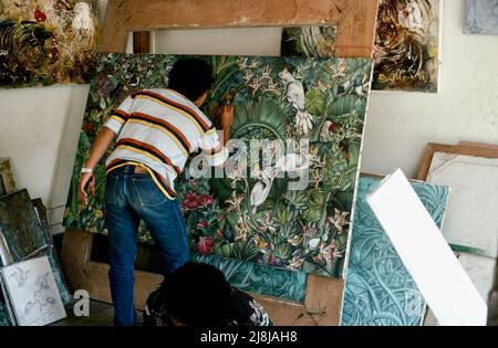 Pittore che rifinisce grande pittura in Agung Rai Studio in Ubud, Bali, Indonesia 1985 Foto Stock