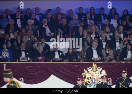 Windsor, Berkshire, Regno Unito. 15th maggio 2022. Sua Maestà la Regina guarda lo spettacolo dalla Royal Box. Gli ospiti sono stati entusiasti di assistere alla celebrazione del Platinum Jubilee questa sera nei giardini privati del Castello di Windsor. 1.300 artisti provenienti da tutto il Commonwealth e dal mondo hanno partecipato alla spettacolare Gallop attraverso la celebrazione del tempo di sua Maestà la Regina dei 70 anni come Regina. Credit: Maureen McLean/Alamy Live News Foto Stock