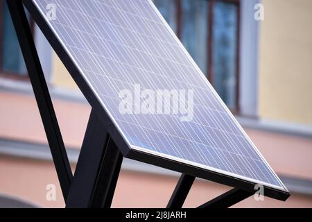 Pannelli solari fotovoltaici montati su palo urbano per la fornitura di energia elettrica di lampioni e telecamere di sorveglianza Foto Stock