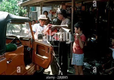 Rifornimento presso la stazione di servizio locale di Ubud, Bali, Indonesia 1984 Foto Stock