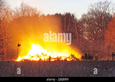 foto notturna panoramica di un fuoco di pasqua Foto Stock