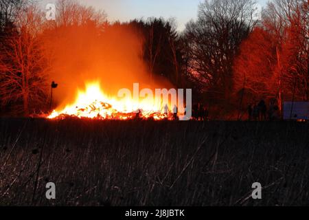 foto notturna panoramica di un fuoco di pasqua Foto Stock