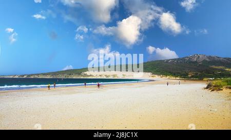 Bella spiaggia naturale spagnola paesaggio laguna, sabbia bianca, colline verdi, mare turchese oceano - Zahara de los Atunes, Spagna Foto Stock
