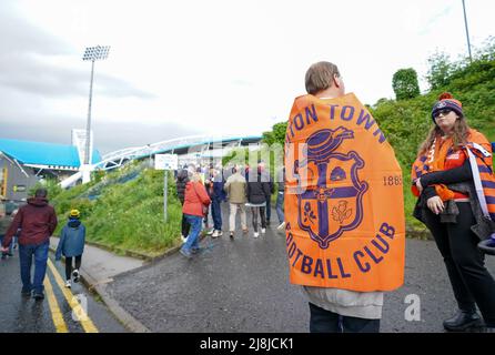 I fan di Luton Town arrivano a terra davanti alla partita di seconda tappa del campionato Sky Bet, presso lo stadio John Smith di Huddersfield. Data foto: Lunedì 16 maggio 2022. Foto Stock