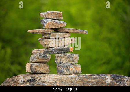 A Inukshuk - figura fatta di pietre impilate fatte per comunicare con altre persone in particolare in tutto l'Artico. Foto Stock