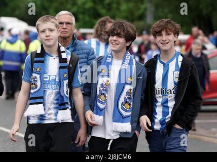 I fan di Huddersfield Town arrivano a terra davanti alla partita di seconda tappa del campionato Sky Bet al John Smith's Stadium di Huddersfield. Data foto: Lunedì 16 maggio 2022. Foto Stock