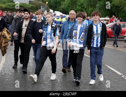 I fan di Huddersfield Town arrivano a terra davanti alla partita di seconda tappa del campionato Sky Bet al John Smith's Stadium di Huddersfield. Data foto: Lunedì 16 maggio 2022. Foto Stock