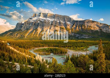 Mount Rundle e il banff Hoodoos nel tardo pomeriggio - Parco Nazionale di Banff, Alberta, Canada Foto Stock