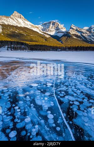 Bolle di ghiaccio sui laghi di spruzzo in Spray Valley Provincial Park, Alberta, Canada Foto Stock