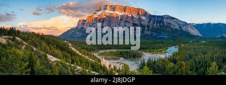 Mount Rundle e il banff Hoodoos nel tardo pomeriggio - Parco Nazionale di Banff, Alberta, Canada Foto Stock