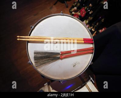 New York, Stati Uniti. 16th maggio 2022. The Quarrymen: Original Pre-Beatles Band Drum Kit è in mostra presso Julien's Auctions Music Icons in anteprima presso l'Hard Rock Cafe di New York City lunedì 16 maggio 2022. Foto di John Angelillo/UPI Credit: UPI/Alamy Live News Foto Stock