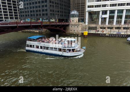 Rosemont, il - 23 APRILE 2022: Tour in barca nel centro di Chicago sul fiume Chicago Foto Stock