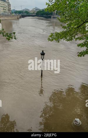 Un lampione e una bomba di rifiuti sul quai de Bourbon sotto Place Louis-Aragon sommerso nelle inondazioni della Senna nel giugno 2016. Foto Stock