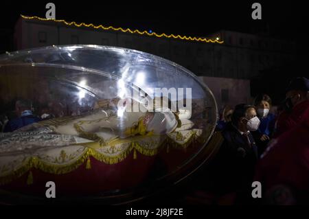 Napoli, Napoli, Italia. 15th maggio 2022. Don Giustino Russolillo, parroco della Pianura, a Napoli, è stato proclamato santo oggi dalla Chiesa durante la cerimonia in Piazza San Pietro presieduta da Papa Francesco. Il sacerdote gestì la parrocchia di San Giorgio Marie, nel distretto della periferia occidentale di Napoli, dal 1920 al 1925 e fondò gli ordini religiosi maschili e femminili dei Vocazionisti. (Credit Image: © Vincenzo Noletto/Pacific Press via ZUMA Press Wire) Foto Stock