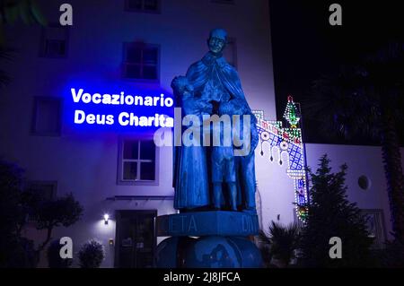 Napoli, Napoli, Italia. 15th maggio 2022. Don Giustino Russolillo, parroco della Pianura, a Napoli, è stato proclamato santo oggi dalla Chiesa durante la cerimonia in Piazza San Pietro presieduta da Papa Francesco. Il sacerdote gestì la parrocchia di San Giorgio Marie, nel distretto della periferia occidentale di Napoli, dal 1920 al 1925 e fondò gli ordini religiosi maschili e femminili dei Vocazionisti. (Credit Image: © Vincenzo Noletto/Pacific Press via ZUMA Press Wire) Foto Stock