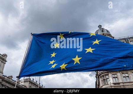 16 maggio 2022. Bandiera dell'Unione europea che sventola a Westminster Londra, Regno Unito Foto Stock