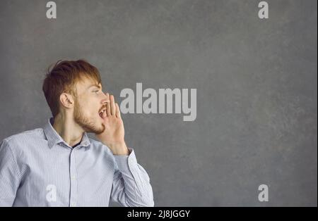 Furioso arrabbiato giovane uomo d'affari urlando e gridando Foto Stock