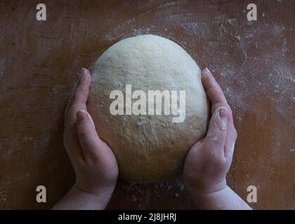 Le mani delle donne impastano l'impasto 3 Foto Stock