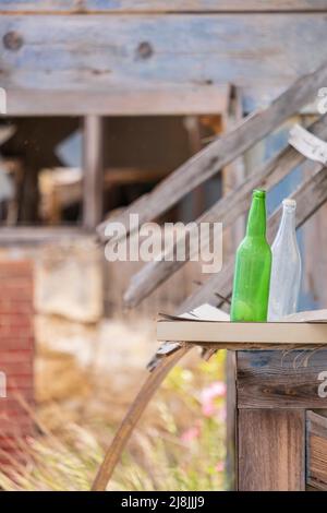 Vegetazione selvaggia nel cortile di edifici abbandonati nel Ghost Resort Città di Varosha Famagosta a Cipro - astratto concetto di abbandono Foto Stock