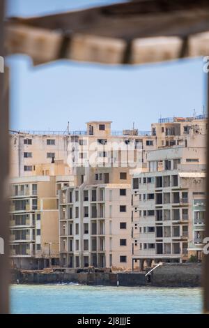 Hotel abbandonati e altri edifici sulla spiaggia presso la città fantasma di Varosha a Famagosta, Cipro astratto concetto di abbandono Foto Stock