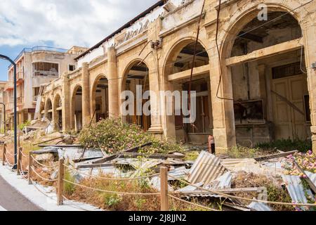 Edifici abbandonati e vegetazione selvaggia nel Ghost Resort Città di Varosha Famagosta a Cipro Foto Stock