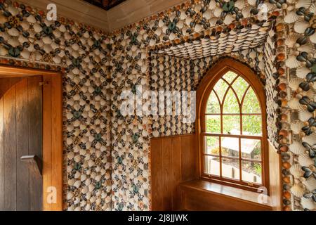 All’interno del Padiglione, nel giardino della Regina Madre, è decorata con conchiglie e ciottoli Foto Stock