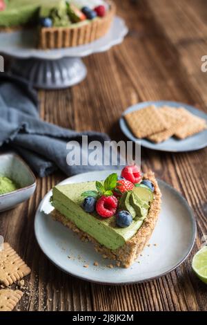 Deliziosa crostata con crema Matcha e frutti di bosco freschi Foto Stock