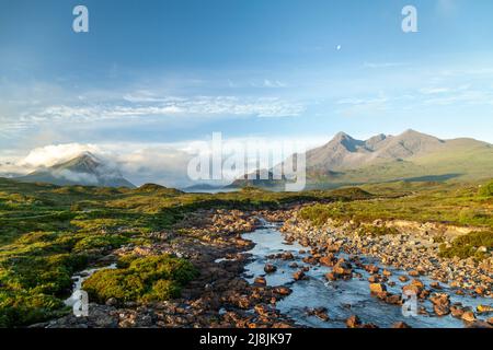 Il fiume Sligachan che guarda verso la catena montuosa di Cuillin, Isola di Skye, Highlands, Scozia, Foto Stock