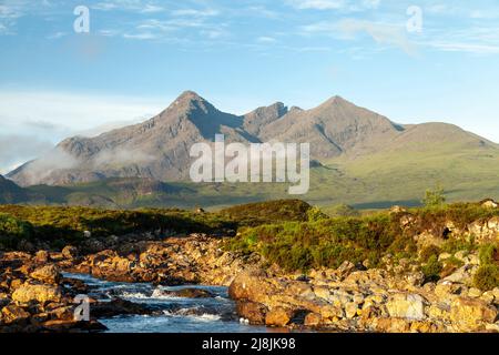 Il fiume Sligachan che guarda verso la catena montuosa di Cuillin, Isola di Skye, Highlands, Scozia, Foto Stock