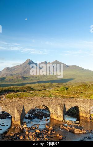 Il famoso Ponte Vecchio di Sligachan che guarda verso la catena montuosa di Cuillin, Isola di Skye, Highlands, Scozia Foto Stock