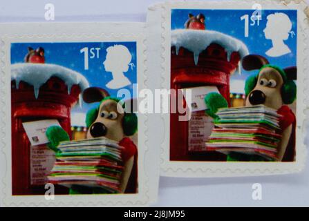 Foto di due francobolli inglesi di Natale con un'immagine di lettere di invio Gromit 2010 Foto Stock