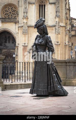 OVIEDO, SPAGNA-10 AGOSTO 2021: Statua dedicata a la Regenta di fronte alla Cattedrale di Oviedo (scultore: Mauro Alvarez Fernandez) Foto Stock