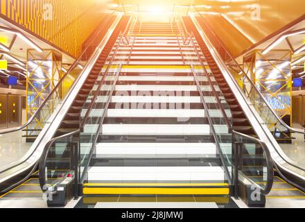 Ampia scala e su ogni lato della scala mobile che conduce alla luce Foto Stock