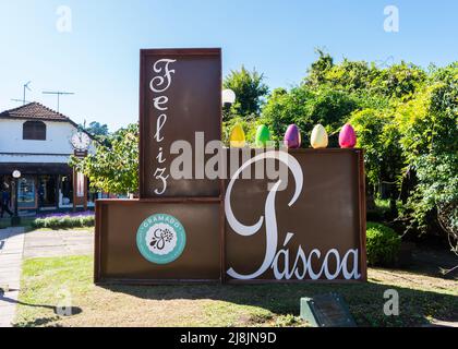 Gramado, Brasile - Circa Aprile 2022: Decorazioni pasquali a Gramado, RS - 'Feliz Pascoa' significa buona Pasqua Foto Stock