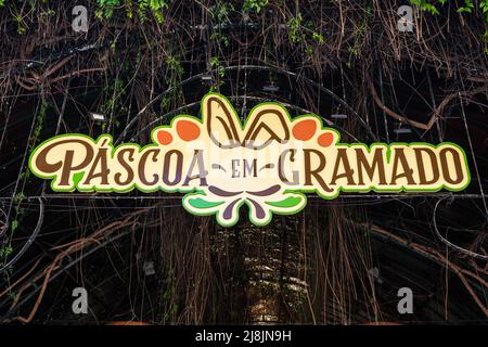 Gramado, Brasile - Circa Aprile 2022: Decorazioni pasquali nella popolare strada coperta (galleria commerciale) di Gramado Foto Stock