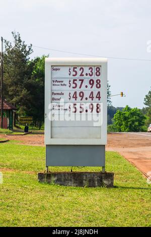 Puerto Iguazu, Argentina - circa Ottobre 2019: Segno con i prezzi della benzina a Puerto Iguazu Foto Stock